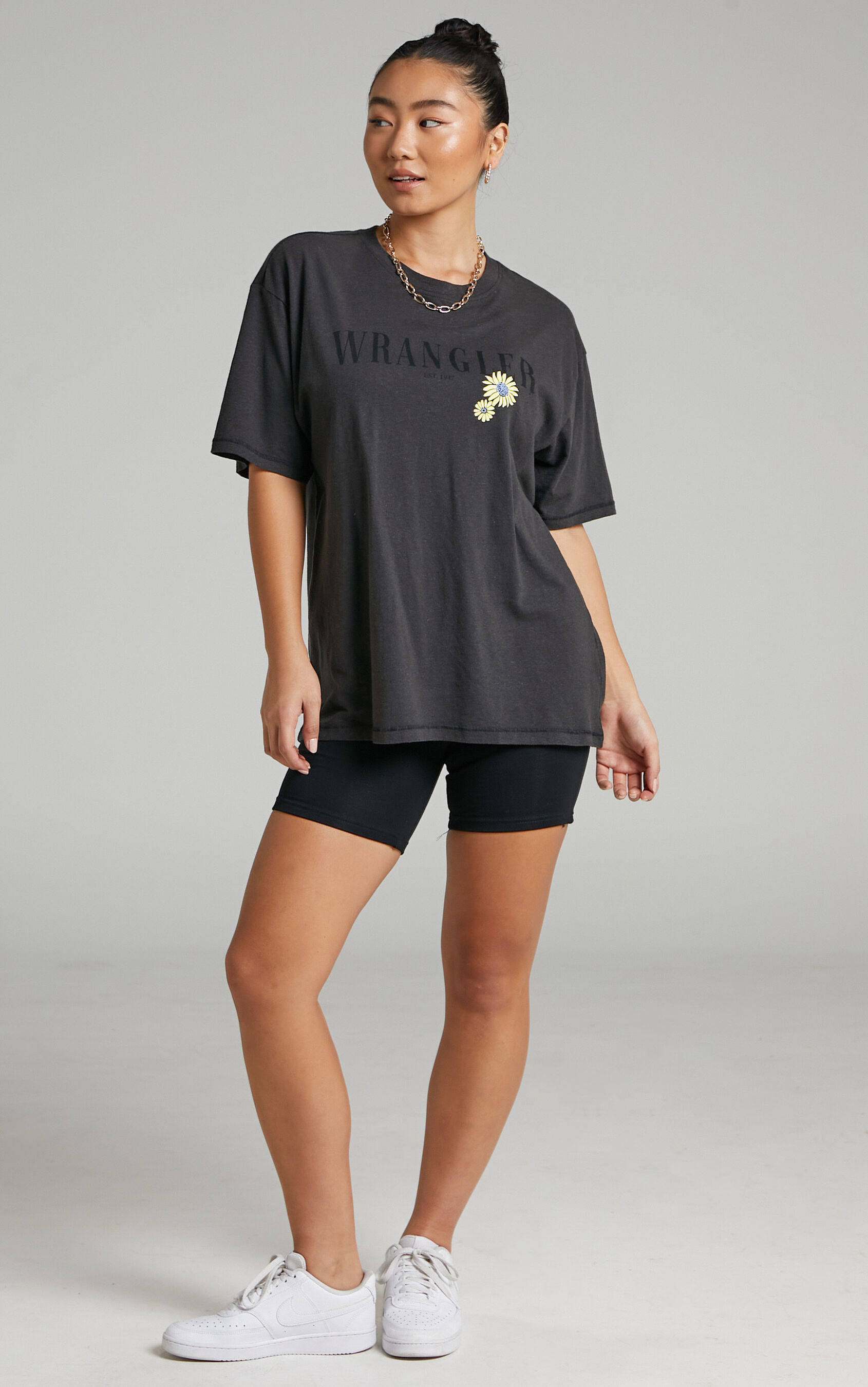 wrangler-daisy-logo-tee-in-worn-black