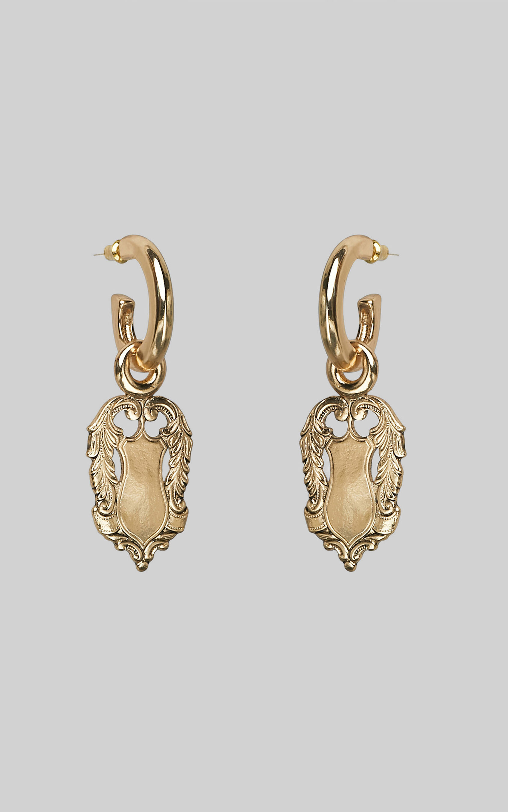 kitte-amulet-earrings-in-gold